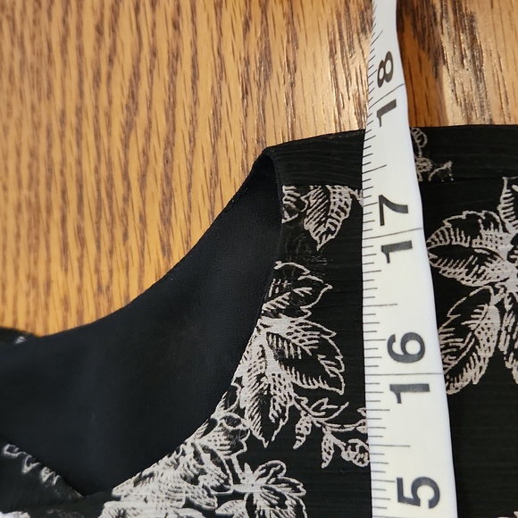 Loft,  Excellent condition,  Women's Top,   lined, Polyester,  Size 4 - Picture 7 of 8